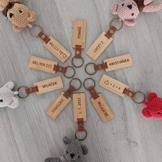 Vlastní text na přívěsku s medvídkem objednáte na www.mujmedvidek.cz 🐻🏷 (Odkaz v bio) Ke každému medvídkovi dostanete...