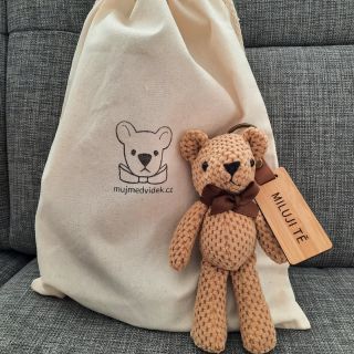 Vymyslete si svůj text na přívěsek k medvídkovi. 🐻🏷 Ke každému medvídkovi patří také bavlněný pytlík. 🙂 Najdete na...