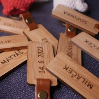 Jaký text na přívěsek zvolíte vy? 🏷🙂 Jméno, datum narození nebo výročí, je to jen na vás. Vyberte si medvídka na...