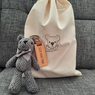 Chcete si stále připomínat nějaké číslo? Datum narození, výročí nebo cokoli jiného. 🙂🏷 Na přívěsek k medvídkovi vám...